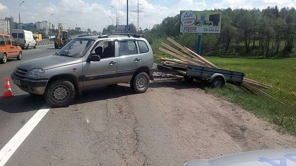 На МКАД опрокинулась Chevrolet Niva c груженым прицепом