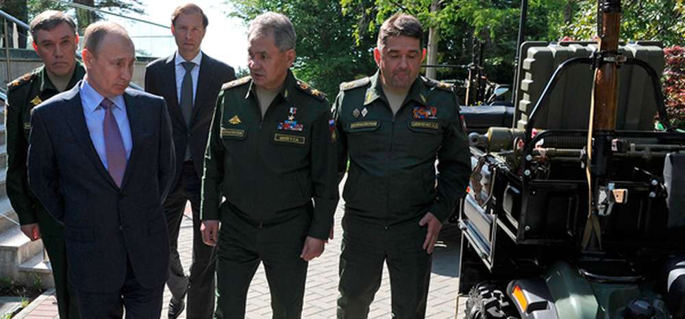 Владимир Путин не смог открыть дверь при осмотре УАЗ Patriot
