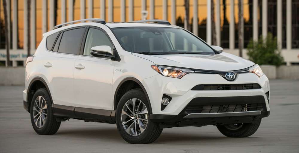 В России в апреле на 15% выросли продажи Toyota