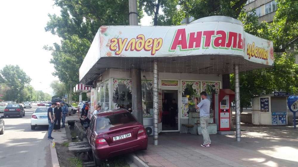 Автомобиль врезался в цветочный павильон в Алматы