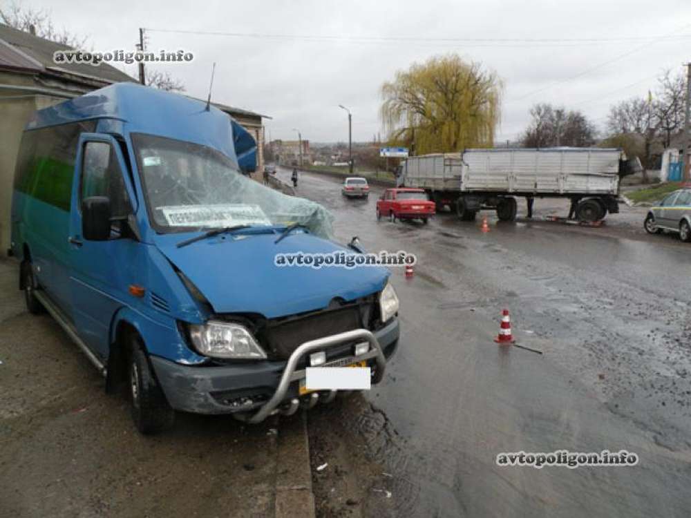 ДТП в Николаевской области: прицеп КамАЗа протаранил маршрутку - пострадали 8 человек
