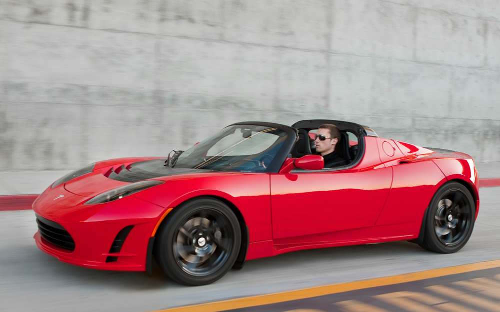 Топ-менеджер Tesla рассказал о преемнике спорткара Roadster