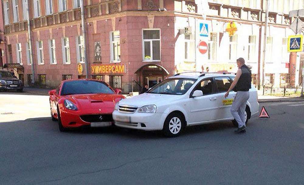 Автомобилистка за рулем Ferrari протаранила такси в центре Петербурга