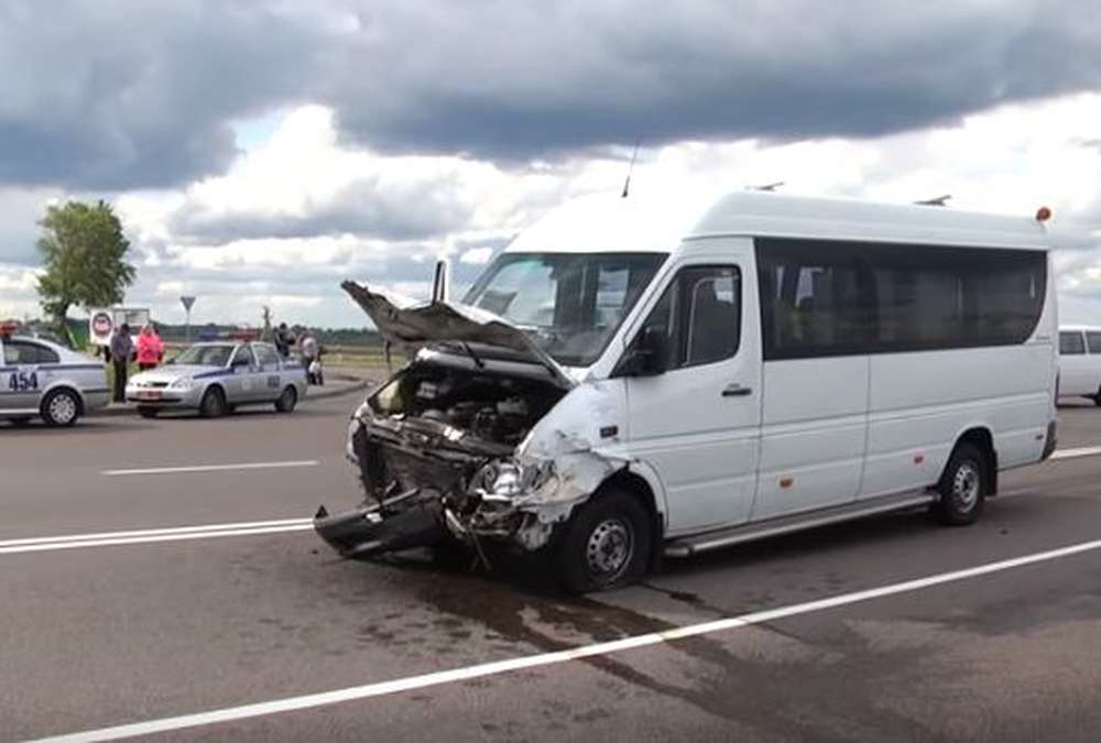 Авария фура под ростовом. Авария на трассе самара ульяновск. М-4 дон красносулинский район. Микроавтобус пополам. Дтп микроавтобусом.