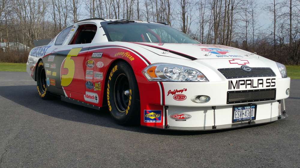 Болид NASCAR легально раскатывает по Нью-Йорку