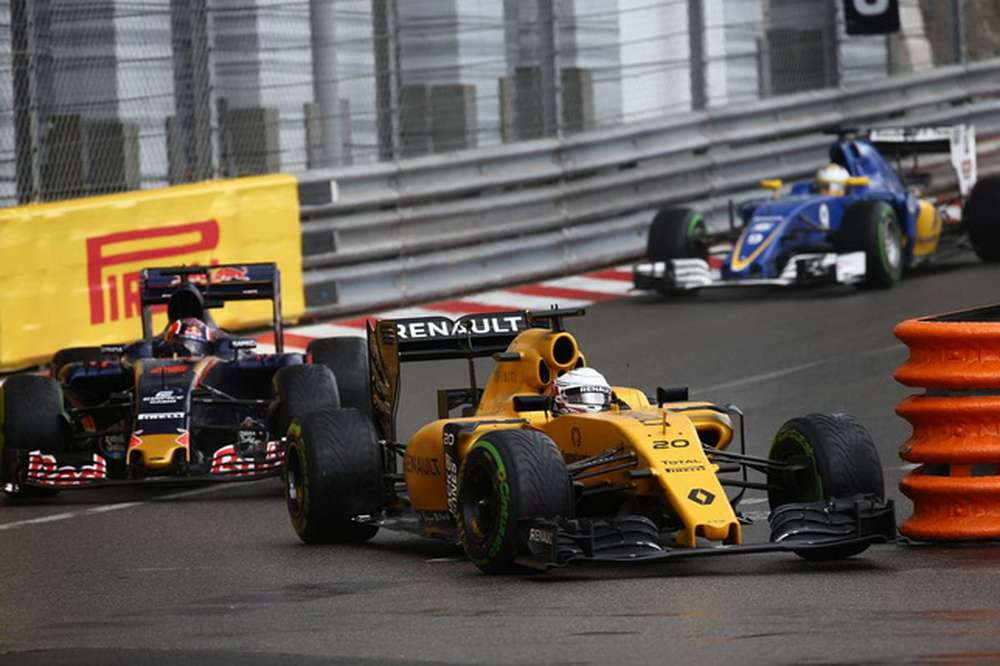 Двойной сход Renault в Монако