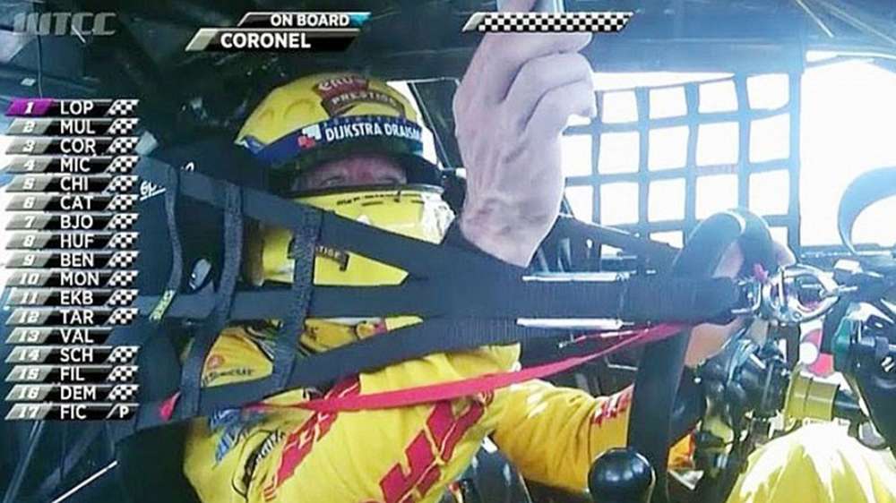 Пилота WTCC оштрафовали за селфи во время гонки