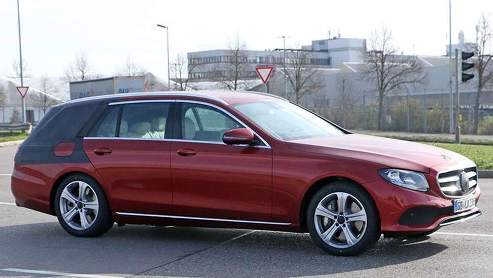 Mercedes-Benz E-Class Estate впервые показался на тизере