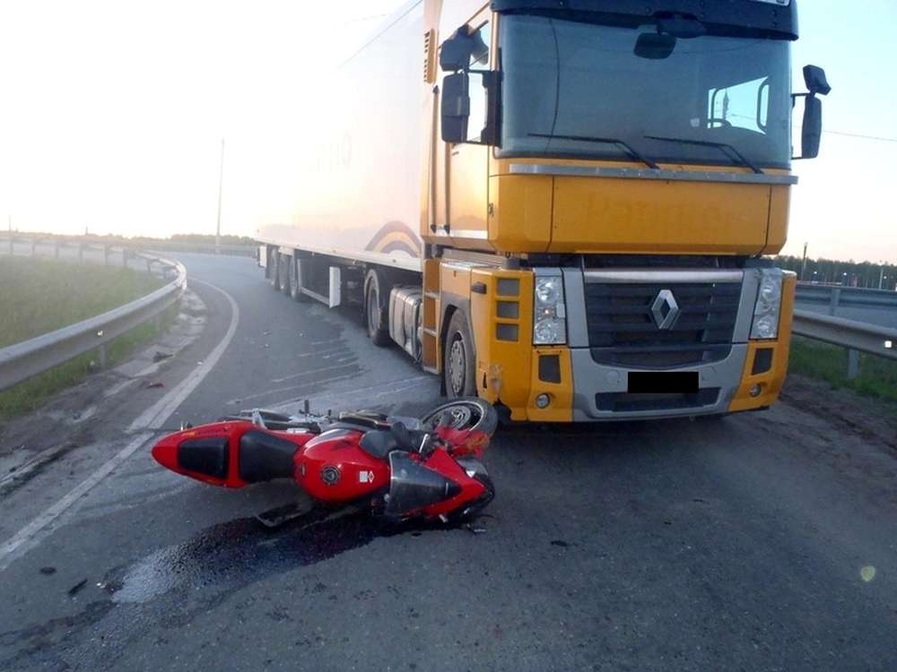 В Киеве столкнулись фура и мотоцикл, пострадала девушка