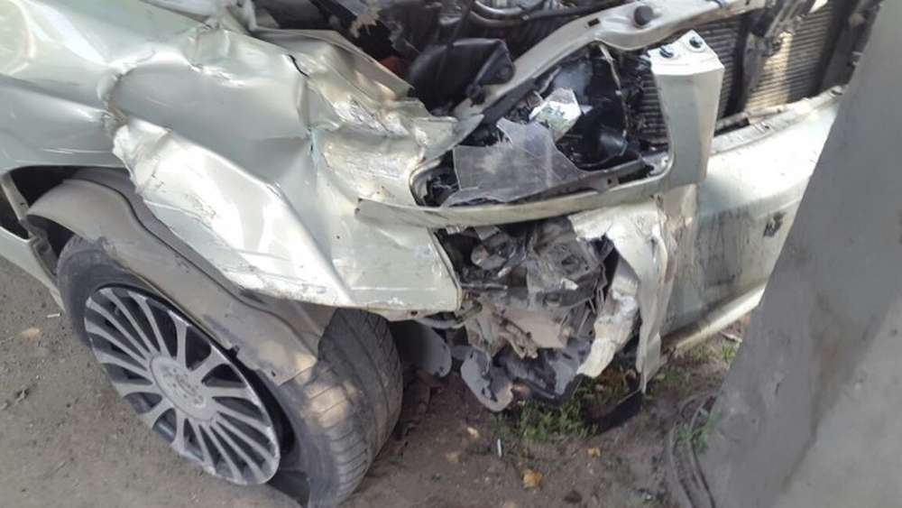 В результате ДТП автомобиль врезался в магазин в Алматы