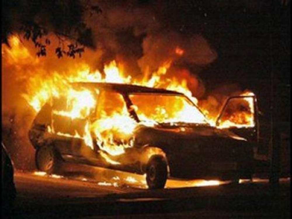 При пожаре в автосалоне на Волгоградском проспекте сгорели восемь машин
