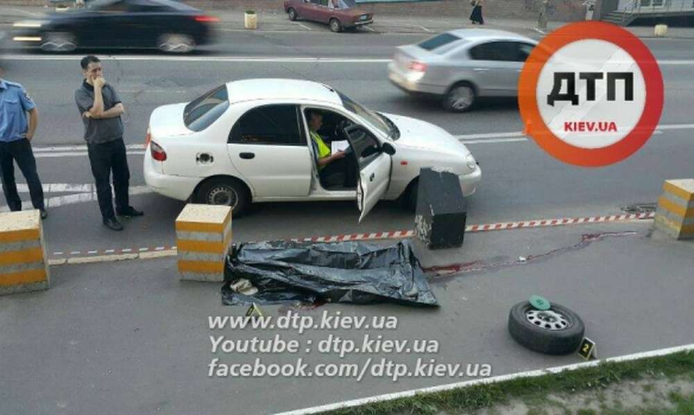 В Киеве оторвавшееся на скорости колесо автомобиля убило пожилого мужчину