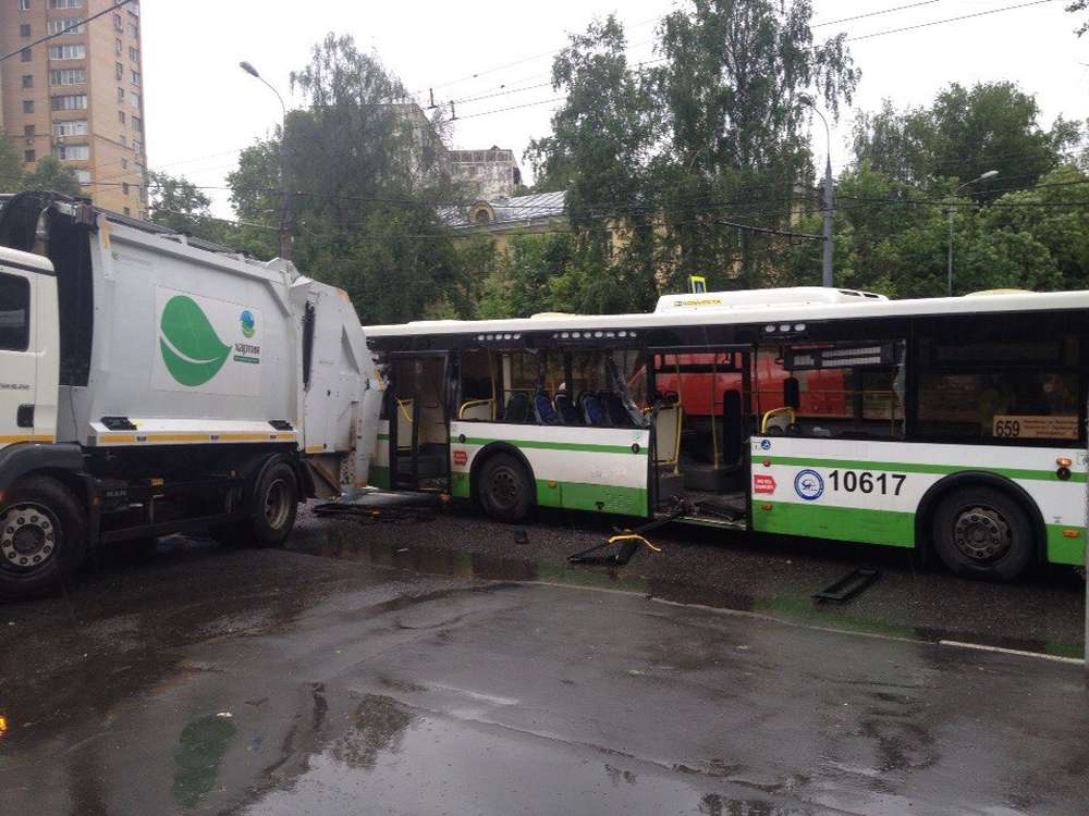 Мусоровоз задним ходом протаранил автобус на востоке Москвы, пострадали двое