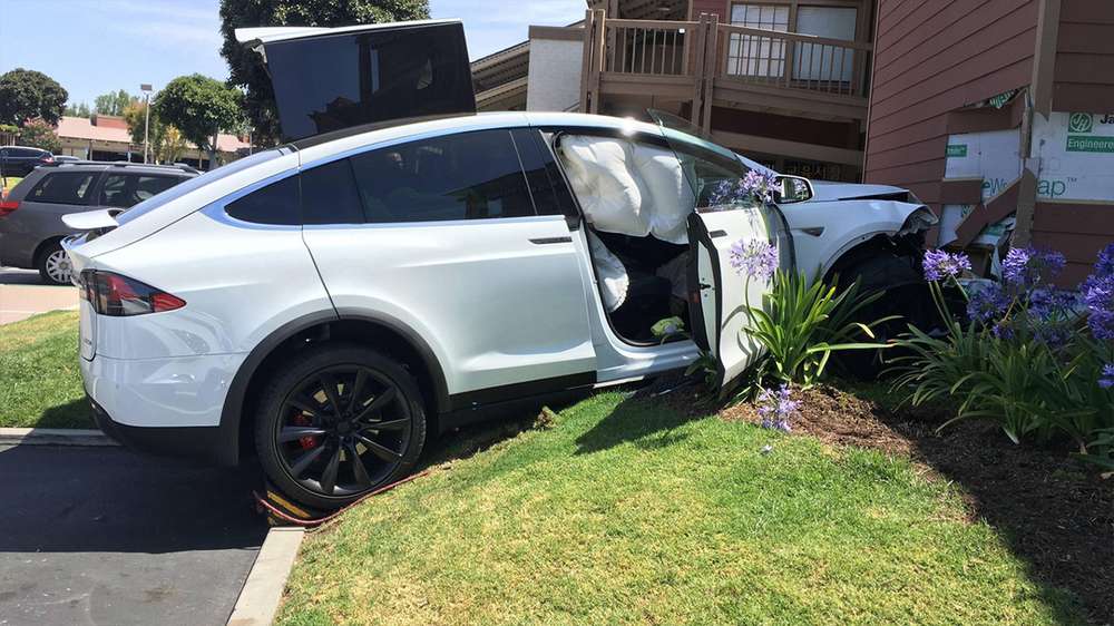 Tesla Model X врезалась в здание торгового центра