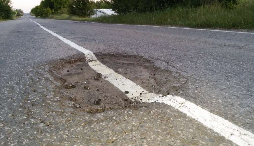 В Крыму дорожную разметку нанесли поверх ям