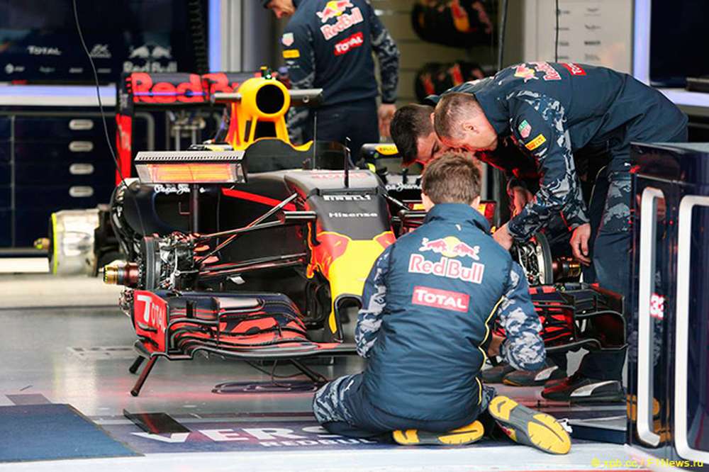 В Red Bull Racing опробуют короткий носовой обтекатель
