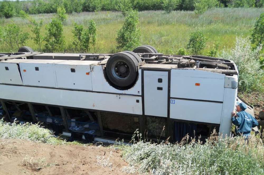 Пассажирский автобус перевернулся в Саратовской области