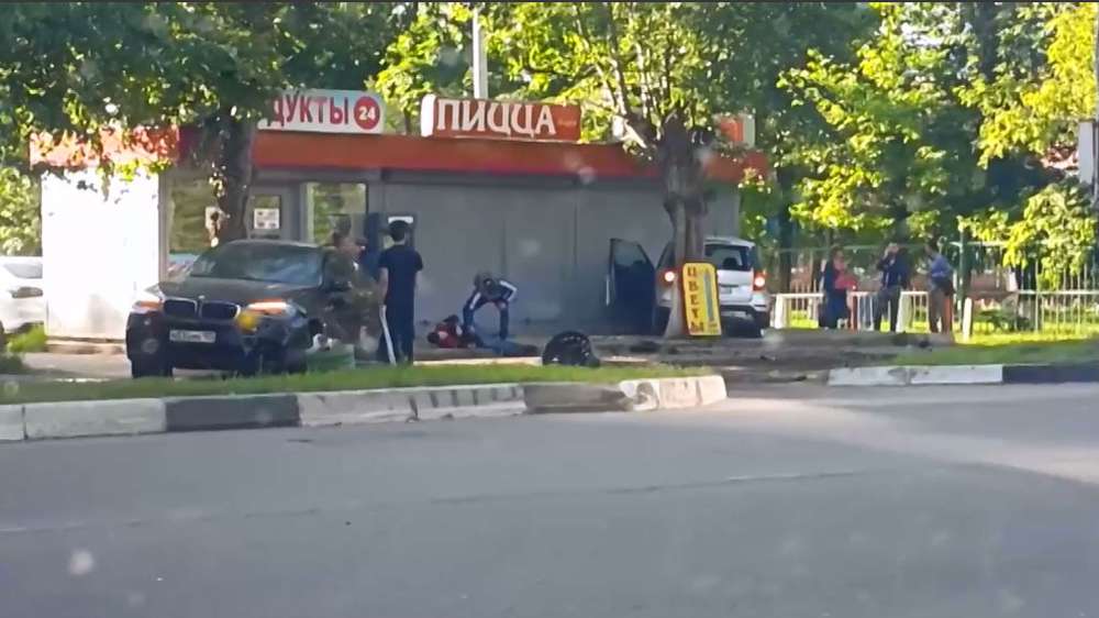 Автомобиль сбил трех человек на остановке в Подмосковье