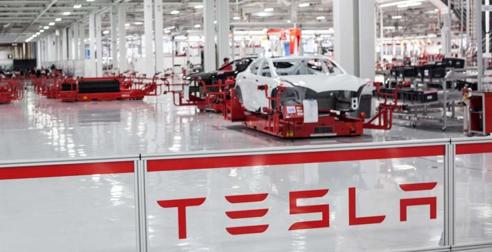 Концерн Tesla уже значительно увеличил количество выпускаемых электрокаров