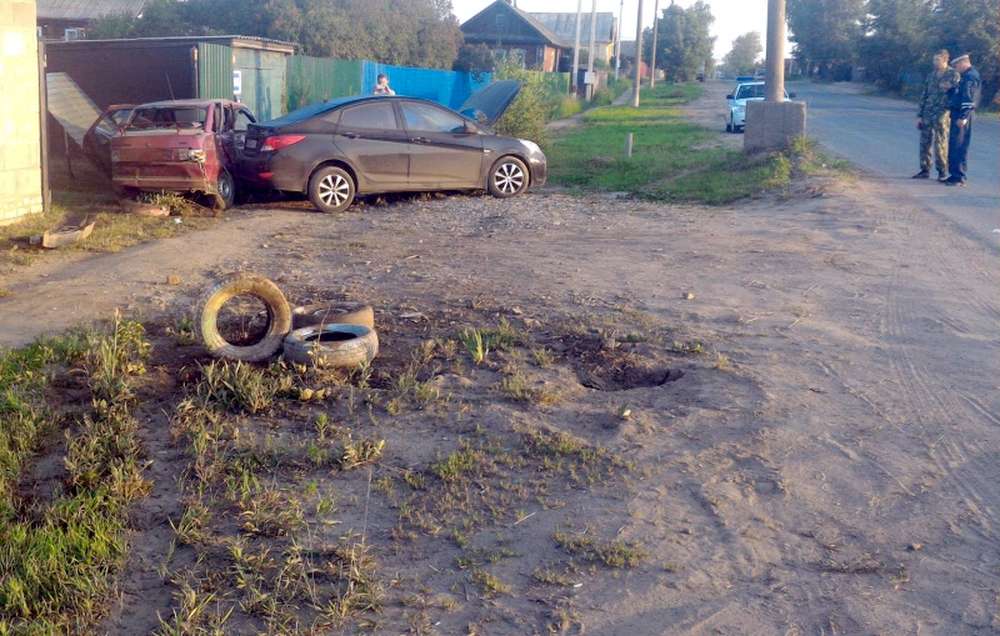 Пьяный 17-летний лихач врезался в забор в Кирове, четверо пострадали