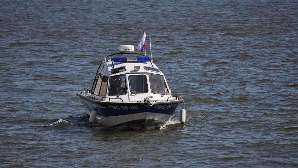 После ДТП на юге Москвы автомобиль вместе с водителем упал в реку