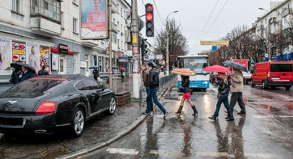 В Крыму водитель припарковал Bentley под светофором