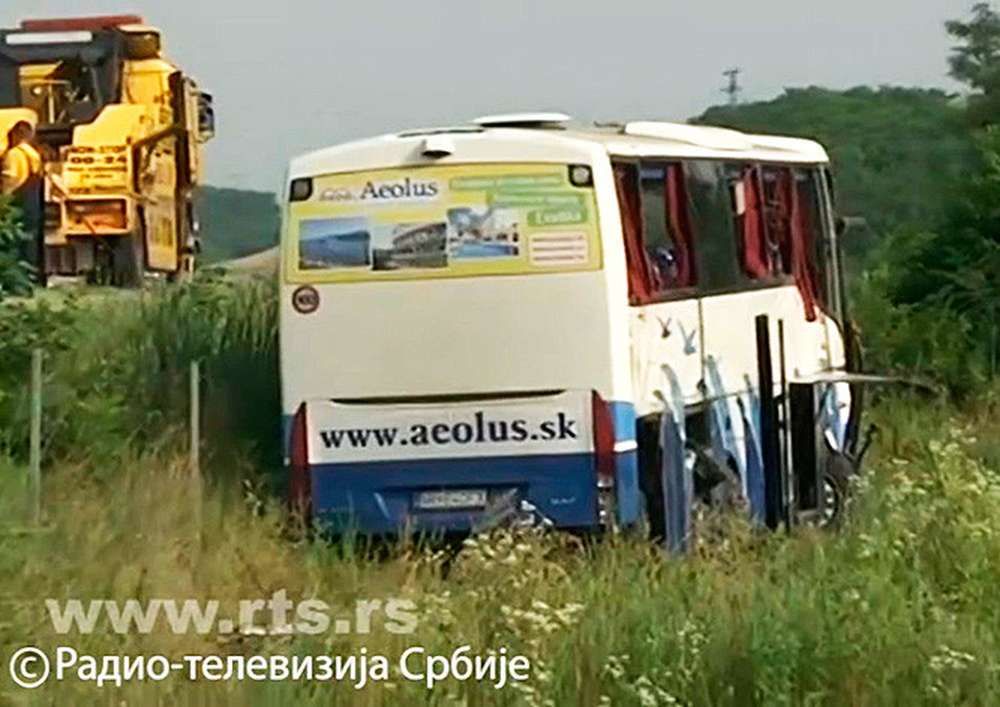 Словацкие туристы погибли при съезде автобуса с дороги в Сербии