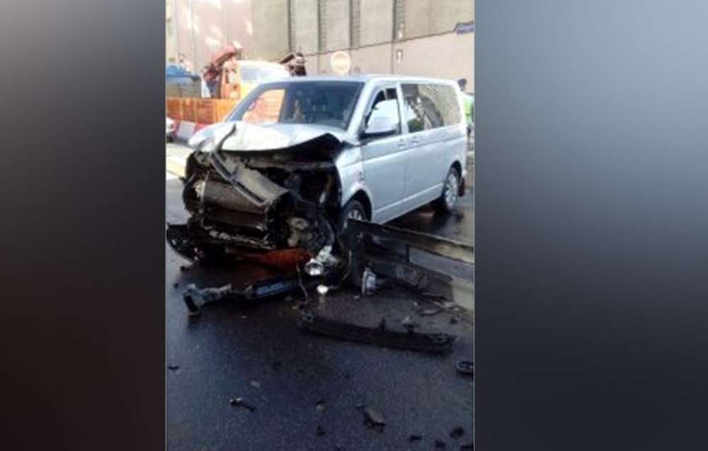 Фура после ДТП упала на припаркованный Porsche в центре Москвы