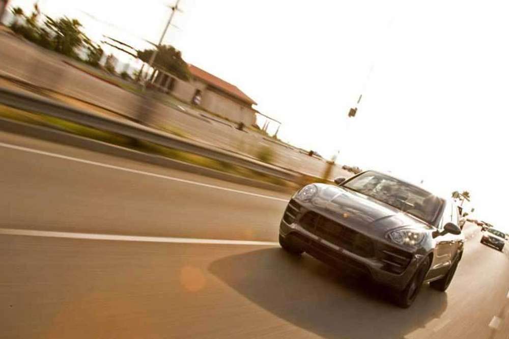 Porsche опубликовал новый тизер кроссовера Macan