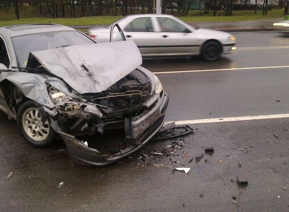 В Минске Peugeot на высокой скорости врезался в троллейбус