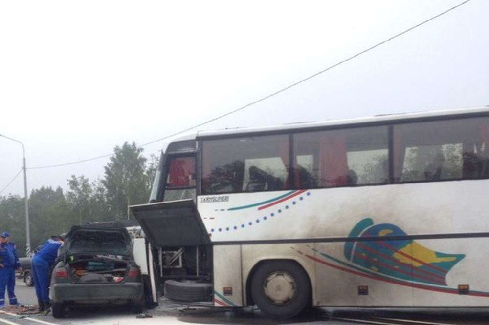 Туристический автобус попал в ДТП в Ленинградской области, есть погибший