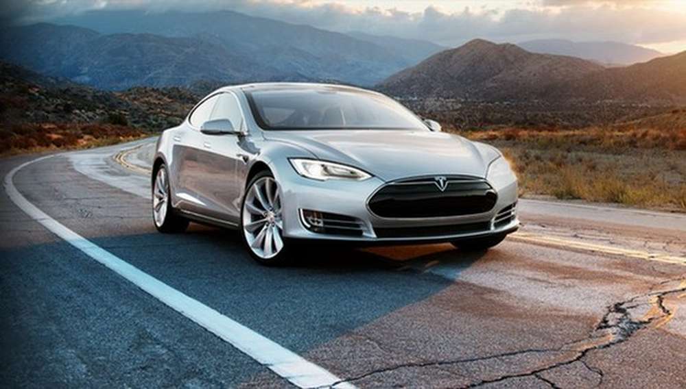 Автомобиль Tesla впервые попал в смертельную аварию на автопилоте