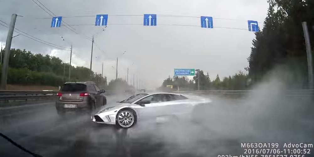 Водитель Lamborghini не справился с аквапланированием в Подмосковье