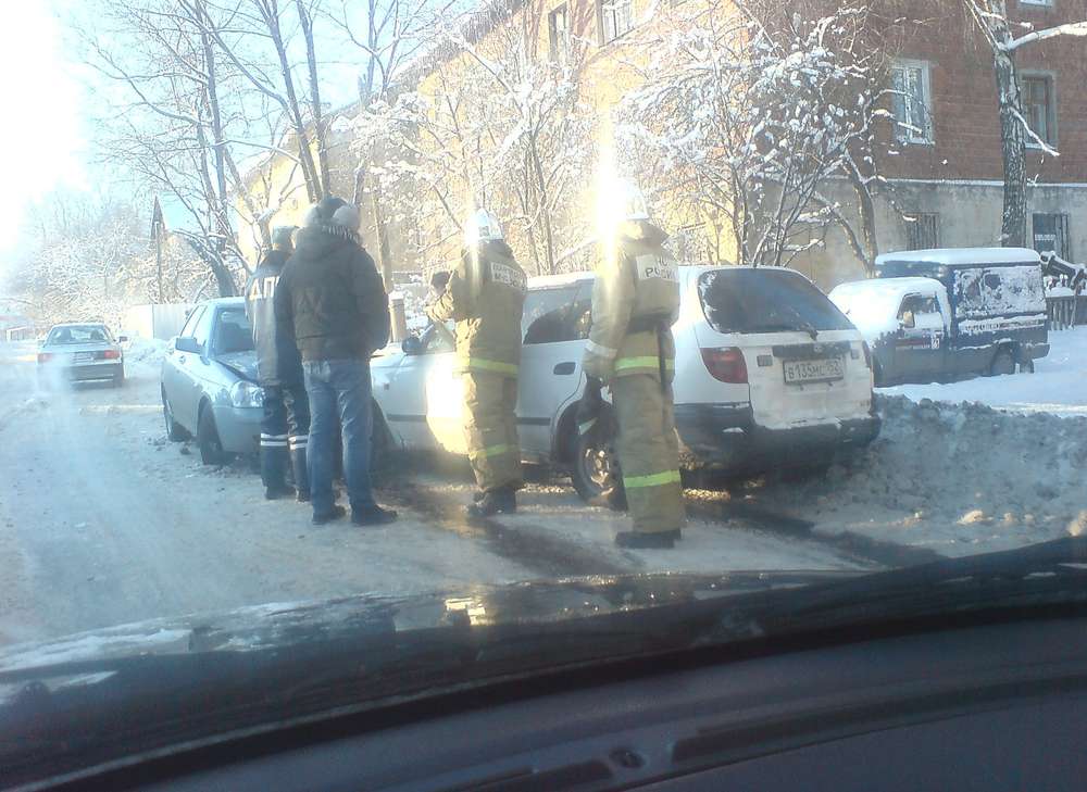 На автомобильной развязке в Алматы лоб в лоб столкнулись 2 иномарки