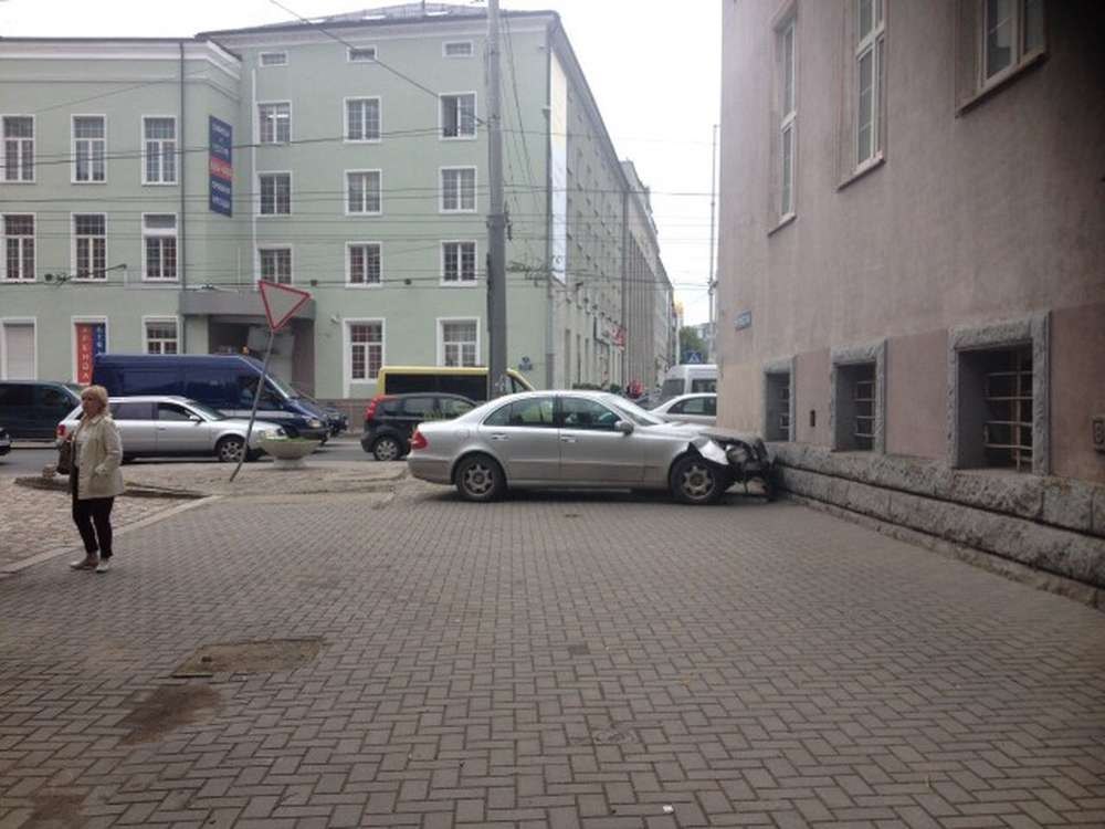 В Калининграде Mercedes сбил женщину и врезался в здание университета