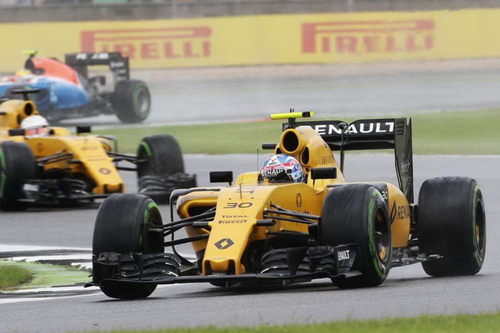 Двойной сход Renault в Сильверстоуне