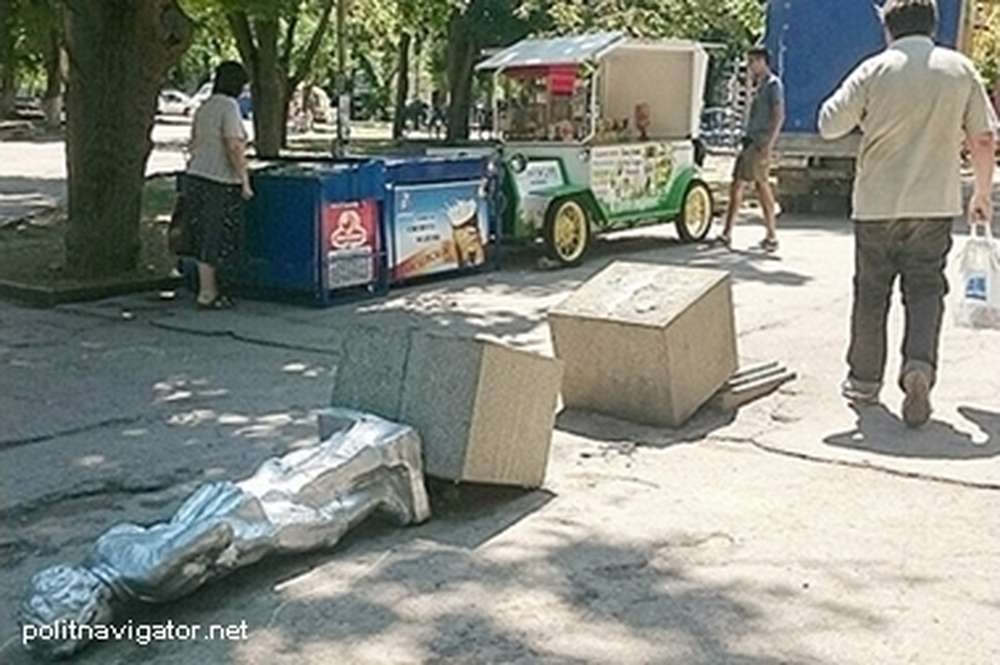Фура снесла памятник Ленину в Севастополе