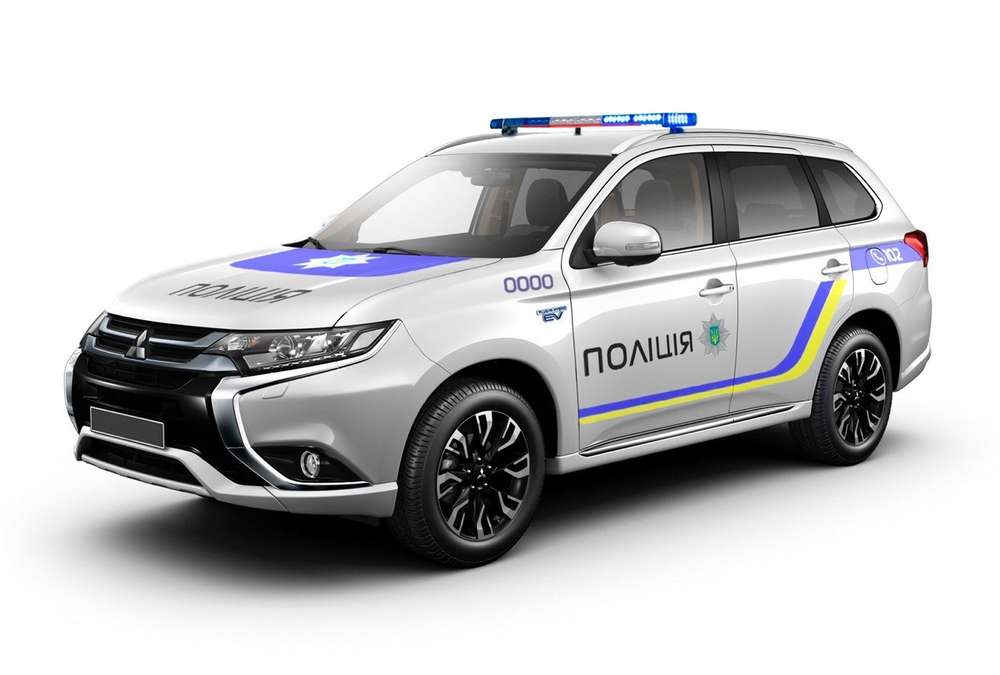 Полиция Украины заменила российские машины гибридными Mitsubishi