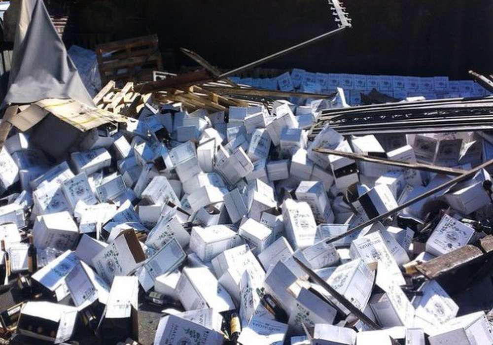 В Алуште перевернулся грузовик с 18 тоннами вина