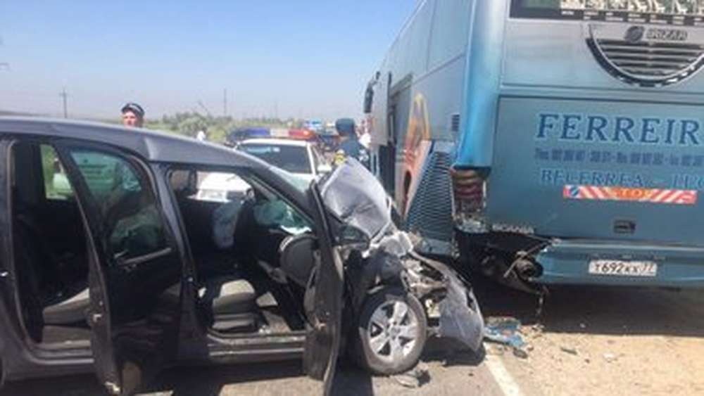 Автобус с туристами из Москвы попал в ДТП на Кубани, двое пострадали