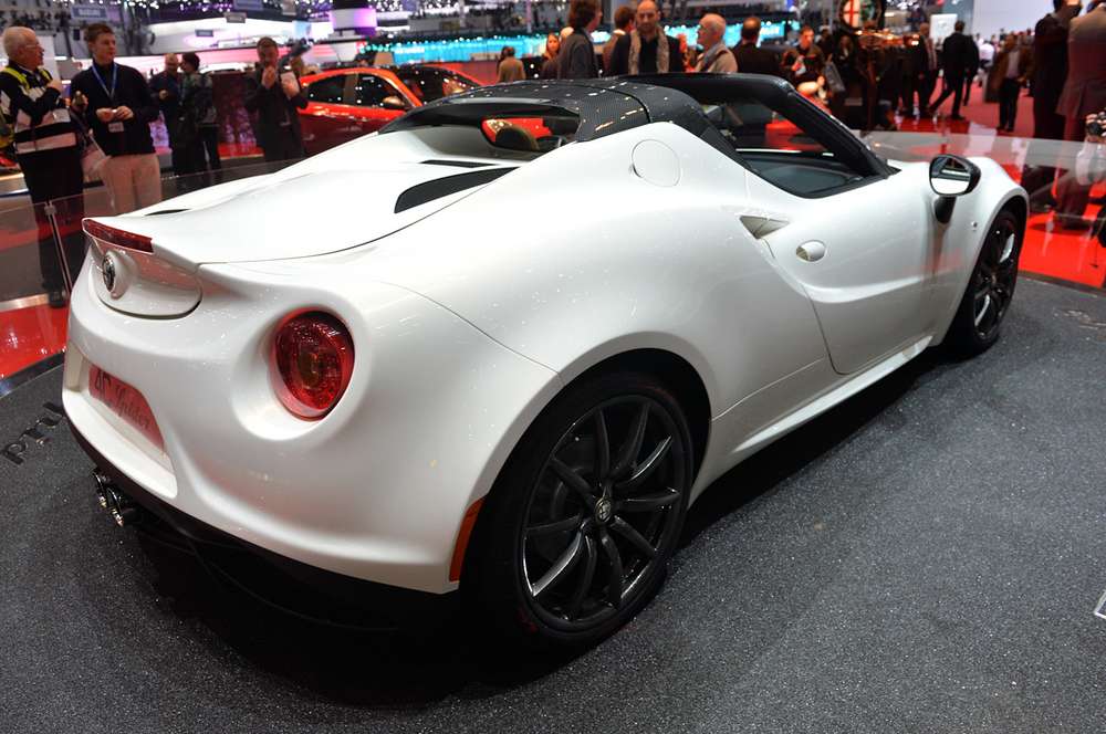 Alfa Romeo тестирует 4C Spider