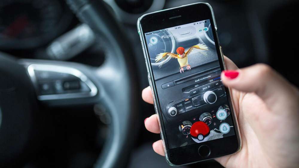 Игравший за рулем в Pokemon GO водитель врезался в патрульную машину