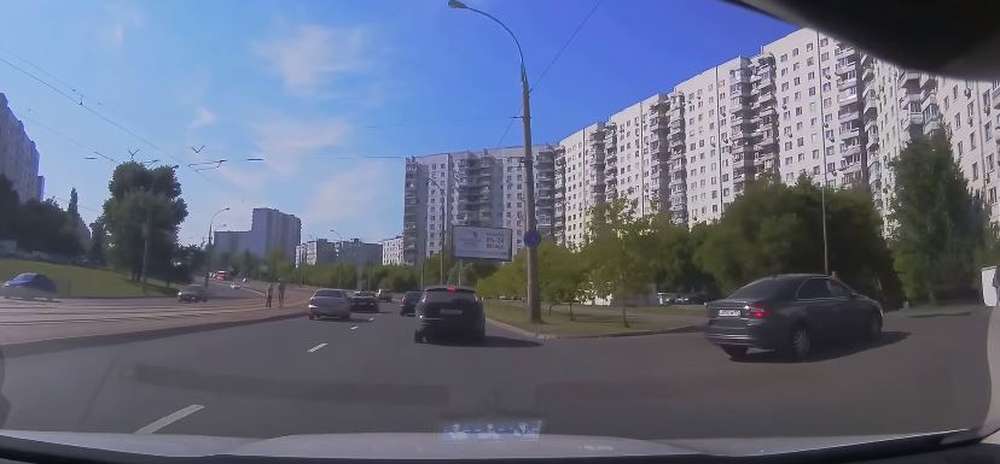 Устроивший гонки по Москве водитель Ferrari пнул перебегавшего дорогу пенсионера