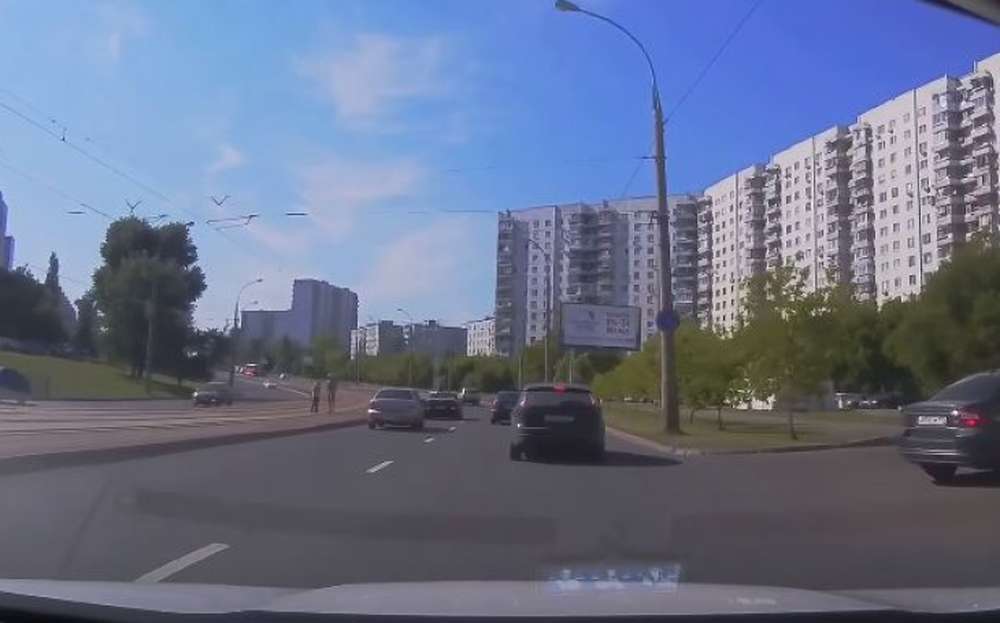 Полиция проверит водителя Ferrari, пнувшего пенсионера во время уличных гонок по Москве