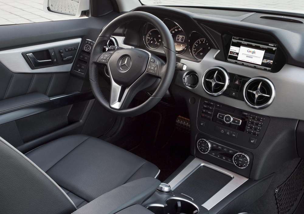 Опубликованы первые фотографии салона нового Mercedes GLK