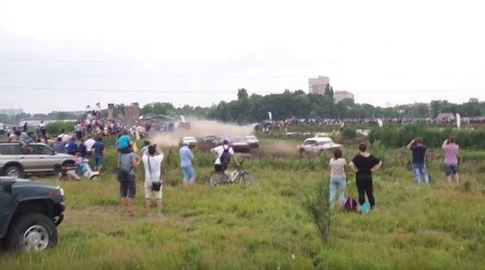 В Калининграде во время гонок автомобиль врезался в толпу зрителей