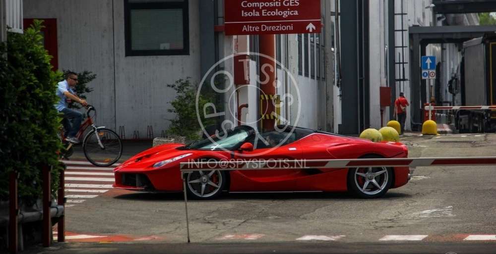 Гиперкар LaFerrari Aperta замечен без крыши