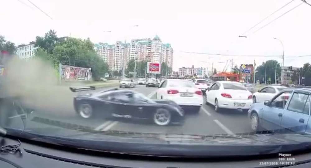 В Краснодаре попала на видео авария с редким британским спорткаром