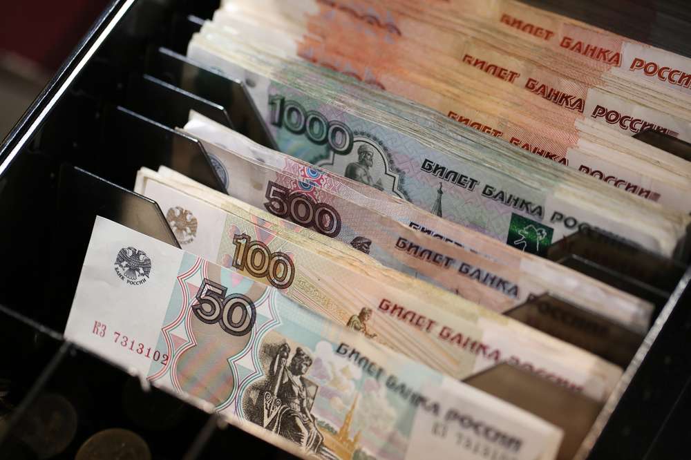 Из-за слабого рубля вырос экспорт люксовых иномарок из России
