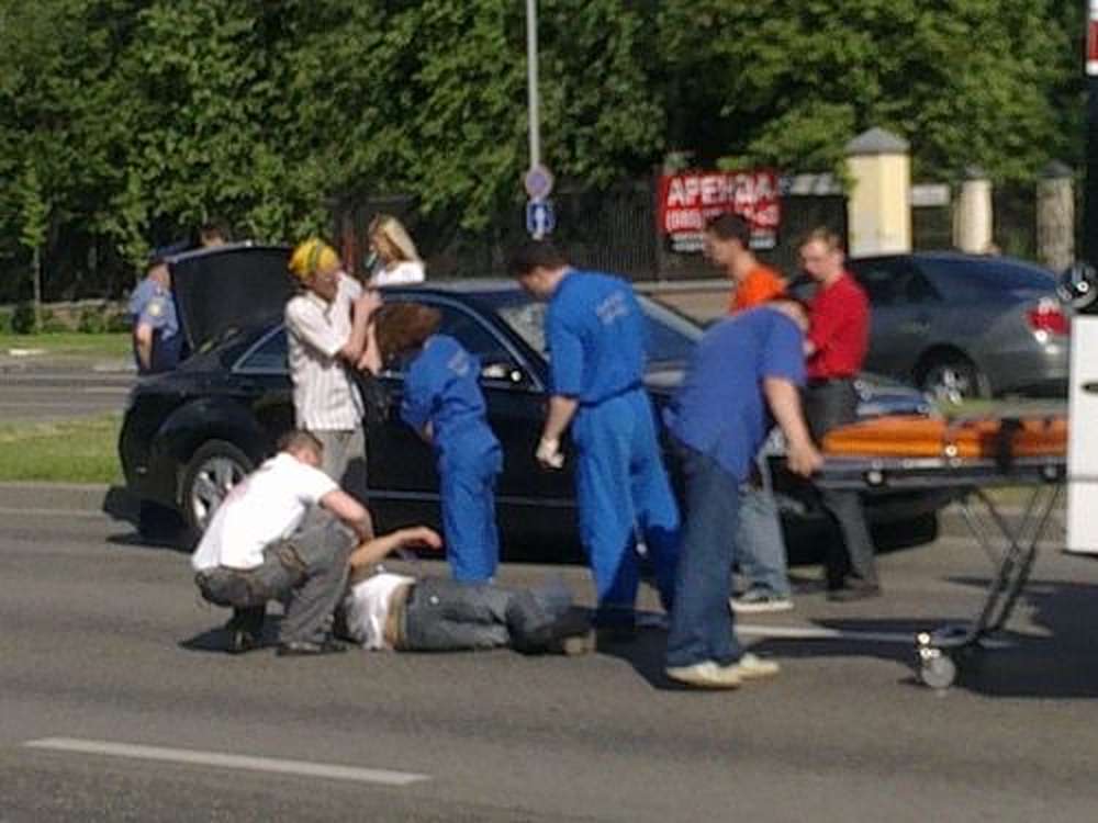 В Алматы избитый посетитель кафе угодил под колеса Ауди